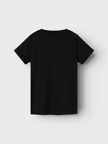NAME IT T-shirt 'Jax Wednesday' i svart