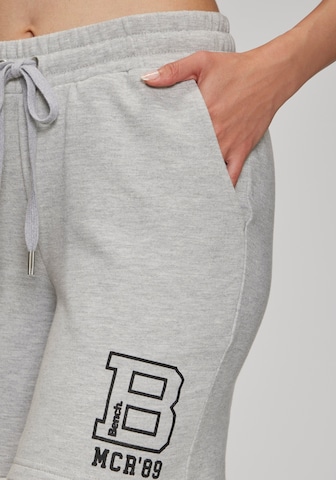 BENCH Szabványos Nadrág - szürke