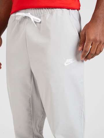 regular Pantaloni 'CLUB' di Nike Sportswear in grigio