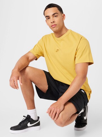 Nike Sportswear Μπλουζάκι 'Premium Essentials' σε κίτρινο