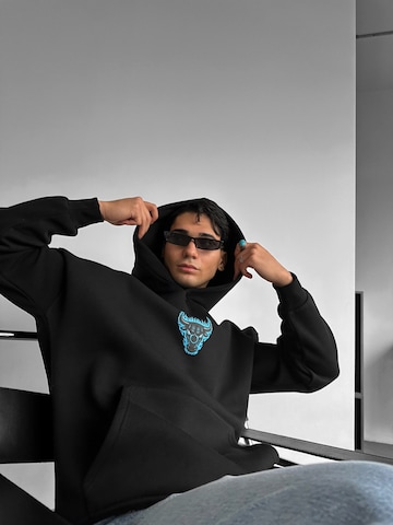 Felpa 'Oversize Bull Fearless Hoodie - Black and Blue' di Kleidermafia in nero