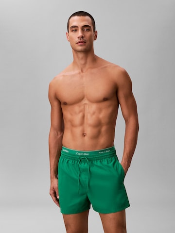 Calvin Klein Swimwear Regular Zwemshorts in Groen: voorkant