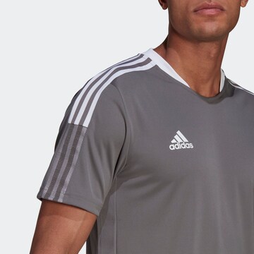 ADIDAS SPORTSWEAR - Skinny Camisola de futebol 'Tiro 21 ' em cinzento