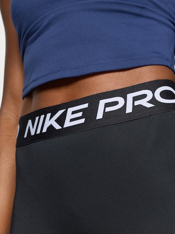 NIKE Skinny Sportshorts in Schwarz