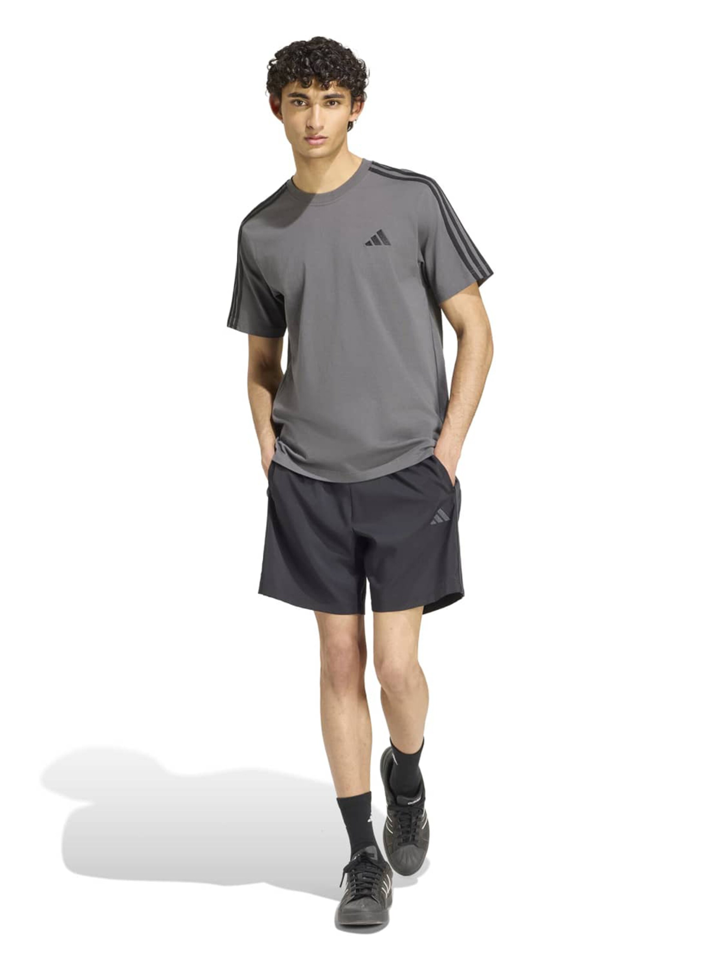 ADIDAS SPORTSWEAR Lużny krój Spodnie sportowe 'Essentials Chelsea Lite' w kolorze czarny