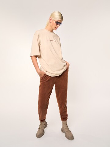 T-shirt 'Laila' ABOUT YOU x Laura Giurcanu en beige