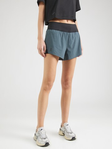 On Regular Sportshorts in Blau: Vorderseite