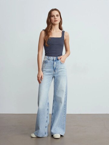 Dilvin Top in Blue: front