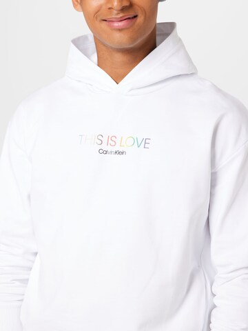 Calvin Klein Sweatshirt 'PRIDE LOVE' i vit