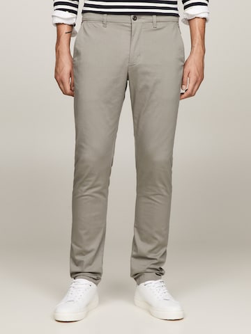 TOMMY HILFIGER Slim fit Chino Pants in Grey: front