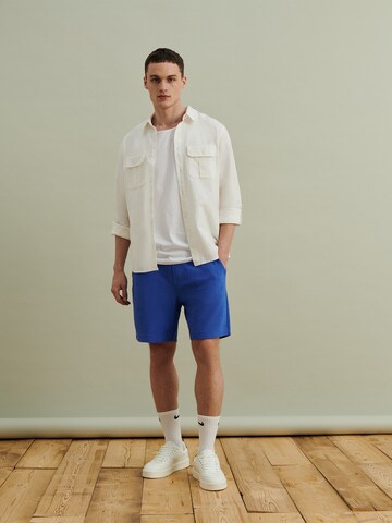 DAN FOX APPAREL Regular Shorts 'Miko' in Blau