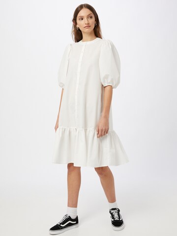 Gina Tricot Платье-рубашка 'Slogan' в Белый