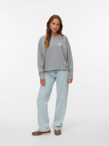VERO MODA Sweatshirt 'VMTRINA' i grå