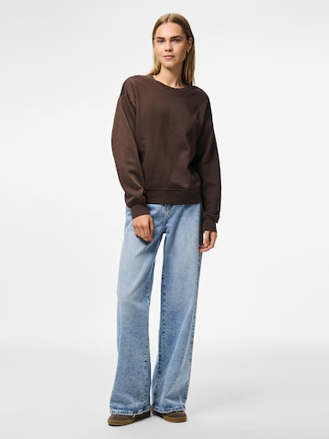 Sweat-shirt 'PCCHILLI' PIECES en marron