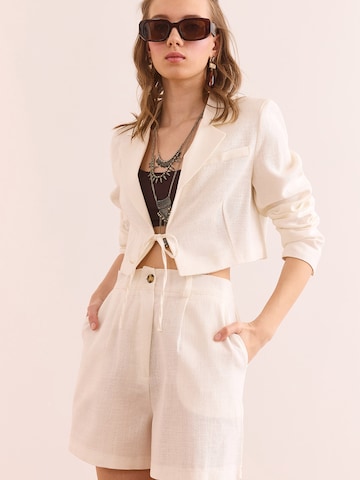 olalook - regular Pantalón plisado en blanco