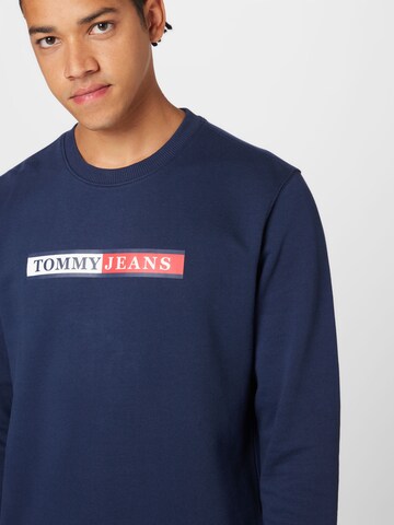 Tommy Jeans كنزة رياضية بلون أزرق