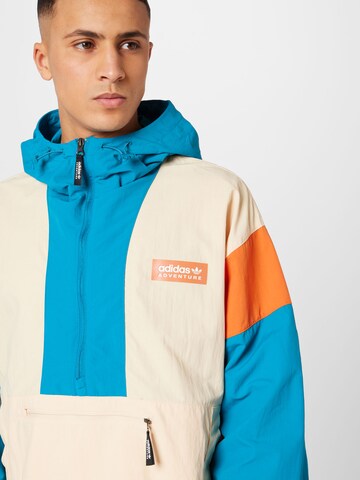 ADIDAS ORIGINALS Välikausitakki 'Adventure Premium ' värissä monivärinen