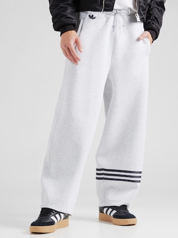 ADIDAS ORIGINALS - Pierna ancha Pantalón en gris: frente