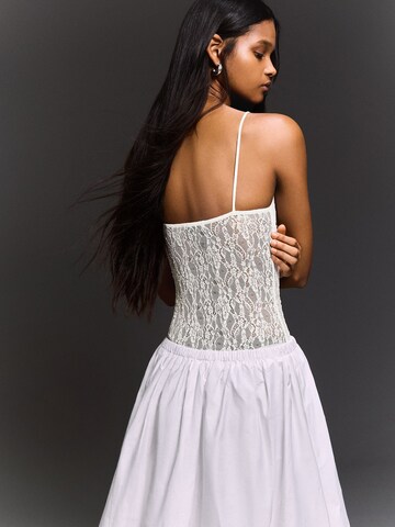 Tricou body de la Bershka pe alb