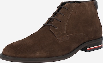 Boots chukka di TOMMY HILFIGER in marrone: frontale