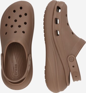 Saboţi 'Classic Crush' de la Crocs pe maro