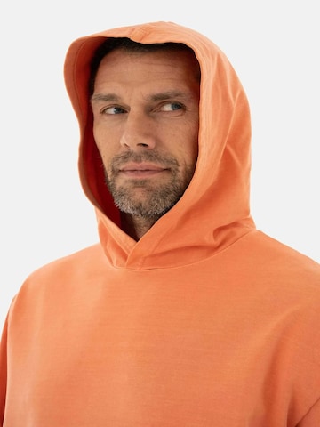 Arma Collegepaita värissä oranssi