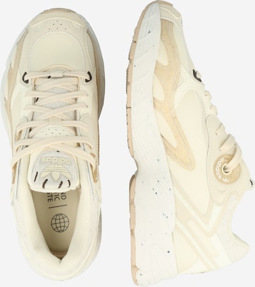 Sneaker bassa 'Astir Her' di ADIDAS ORIGINALS in beige