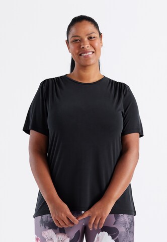Q by Endurance Performance Shirt in Black: front