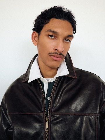 Bershka Szeroka nogawka Kurtka przejściowa w kolorze brązowy