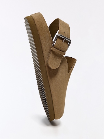 Clogs di Bershka in marrone