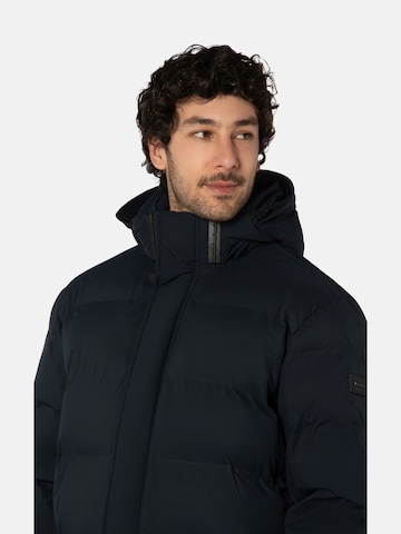 BENVENUTO Winterjacke 'CIRO', Model ist 185 cm groß und trägt Größe 50 in Blau