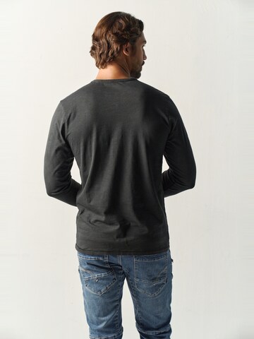 Tricou de la KOROSHI pe negru