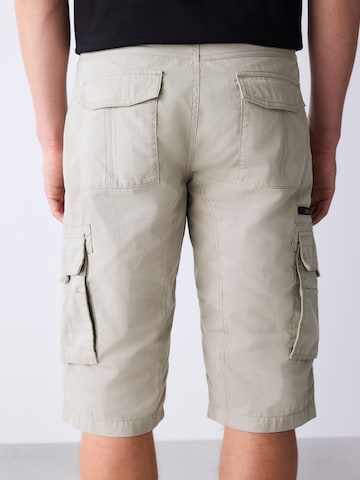 Next regular Cargobukser i grå