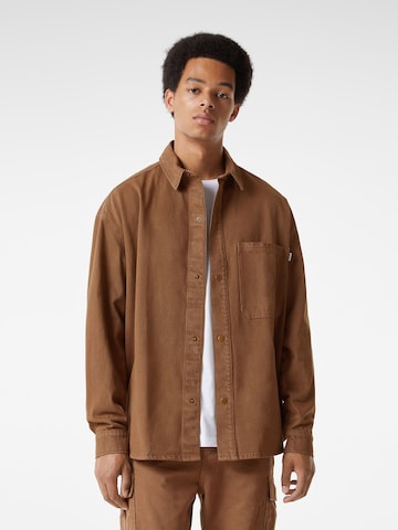 Coupe regular Chemise Bershka en marron : devant