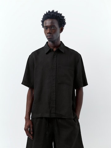 Pull&Bear Shirt in Black: front