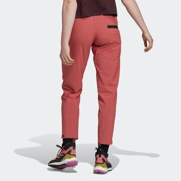 Loosefit Pantalon outdoor ADIDAS TERREX en rouge