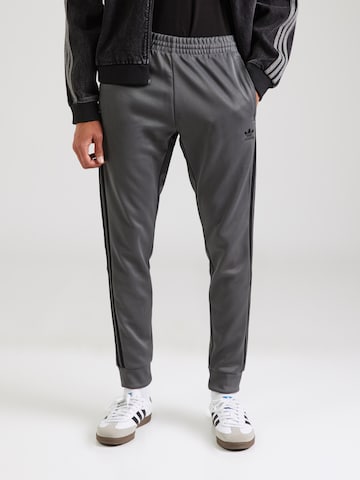 ADIDAS ORIGINALS Tapered Broek 'Adicolor Classics Sst' in Grijs: voorkant