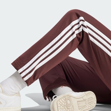 ADIDAS SPORTSWEAR Тренировочный костюм 'Essentials' в Красный