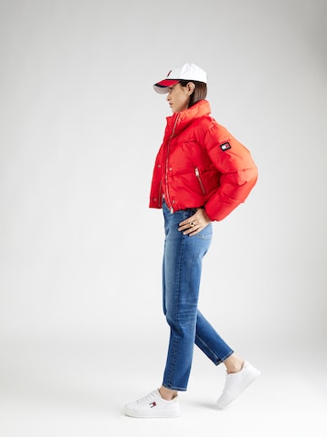 Tommy Jeans Φθινοπωρινό και ανοιξιάτικο μπουφάν σε κόκκινο