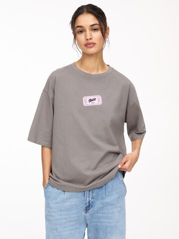 Pull&Bear T-shirt 'TICKETS' i grå: framsida