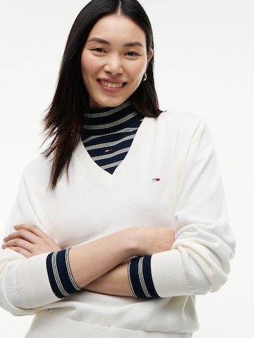 Pulover 'ESSENTIAL' de la Tommy Jeans pe alb