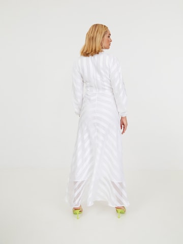 Robe 'PAMELA' ABOUT YOU x Iconic by Tatiana Kucharova en blanc