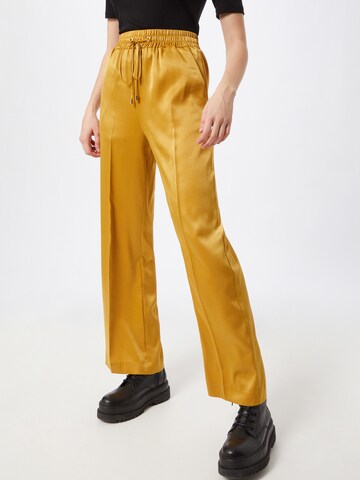 River Island - Pierna ancha Pantalón de pinzas en amarillo: frente