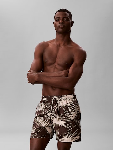 Calvin Klein Swimwear Regular Zwemshorts in Bruin: voorkant