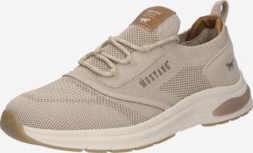 Baskets basses MUSTANG en beige : devant