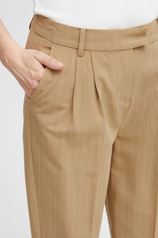 Regular Pantalon à plis 'Callie' Fransa en marron