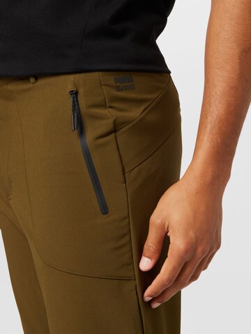 Regular Pantaloni sport de la PUMA pe verde