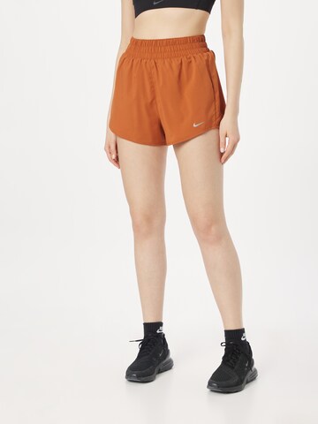 Regular Pantalon de sport 'One' NIKE en marron : devant