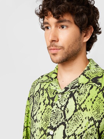 WEEKDAY - Ajuste confortable Camisa en verde