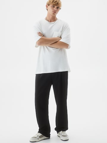 Pull&Bear Loose fit Pleat-front trousers in Black: front